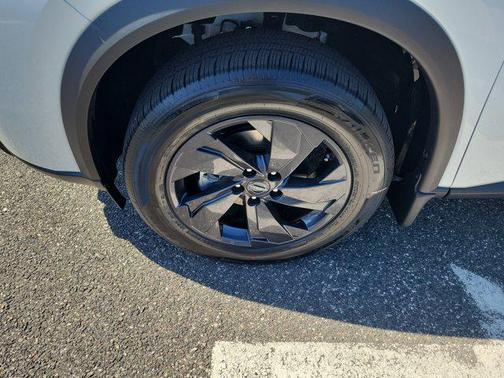 Everest White Pearl Tricoat 2026 Nissan Rogue SV