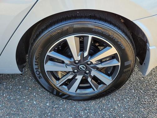 Brilliant Silver Metallic 2025 Nissan Versa 1.6 SV