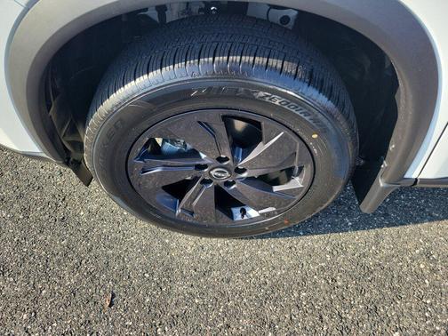 Everest White Pearl Tricoat 2026 Nissan Rogue SV