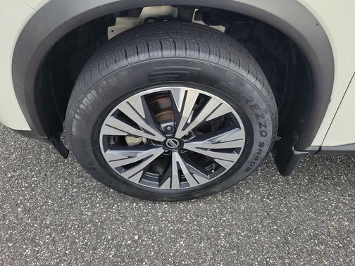 Pearl White 2021 Nissan Rogue SV