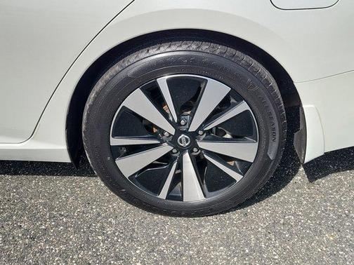 Pearl White Tricoat 2021 Nissan Altima 2.5 SL