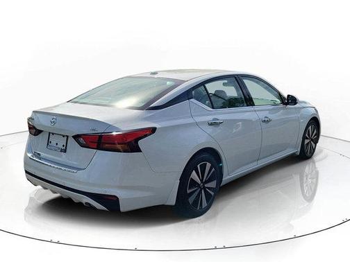 Pearl White Tricoat 2021 Nissan Altima 2.5 SL