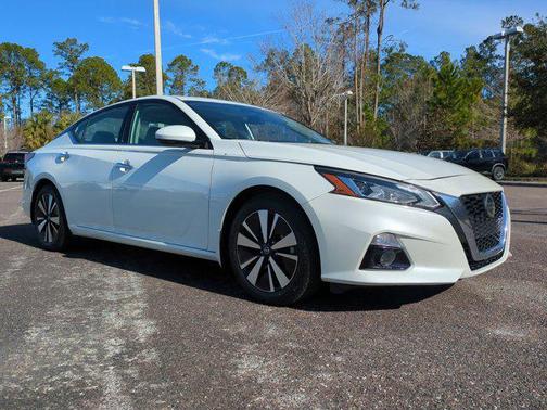 Pearl White Tricoat 2021 Nissan Altima 2.5 SL