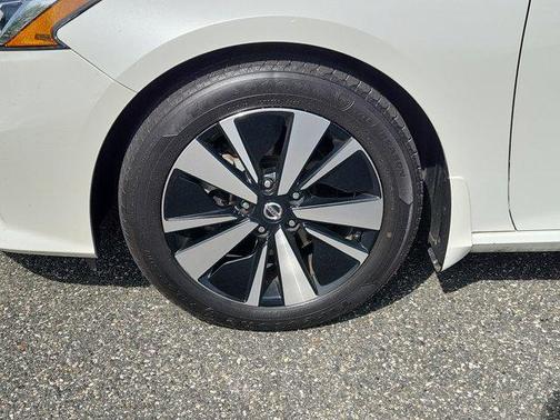 Pearl White Tricoat 2021 Nissan Altima 2.5 SL