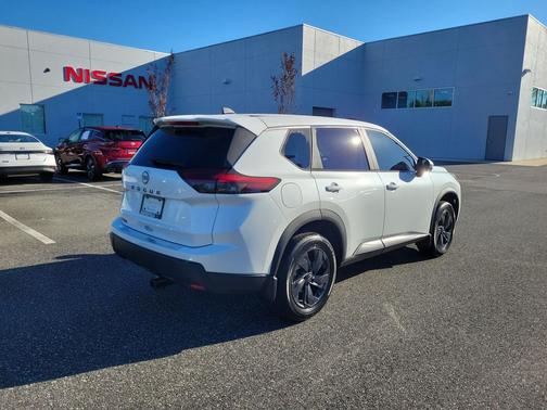 Everest White Pearl Tricoat 2026 Nissan Rogue SV