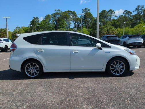 2017 Toyota Prius v Five