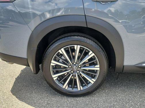 Boulder Gray Pearl/Super Black 2026 Nissan Pathfinder Platinum