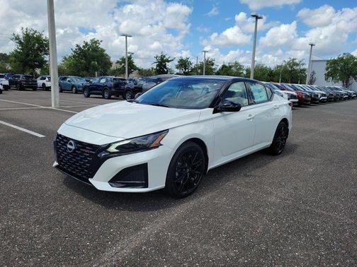 Pearl White Tricoat/Super Black 2026 Nissan Altima SR AWD