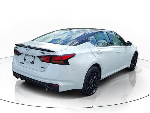 Pearl White Tricoat/Super Black 2026 Nissan Altima SR AWD