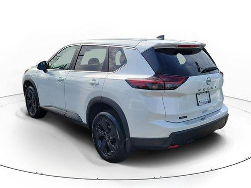 Everest White Pearl Tricoat 2026 Nissan Rogue SV