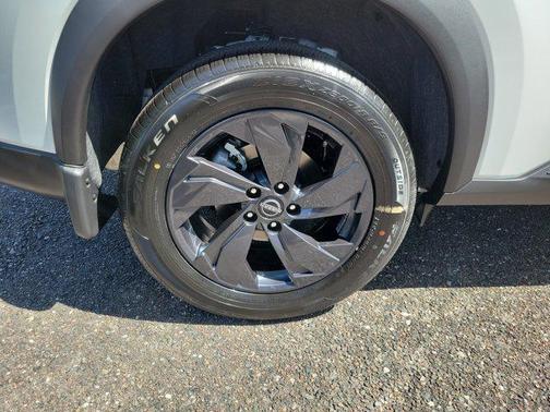 Everest White Pearl Tricoat 2026 Nissan Rogue SV