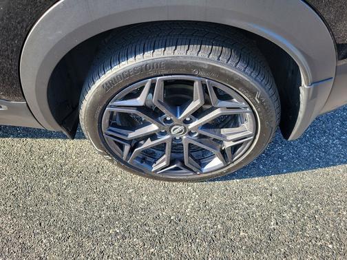 Super Black 2025 Nissan Kicks SR