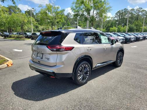 Champagne Silver Metallic/Super Black 2026 Nissan Rogue Platinum