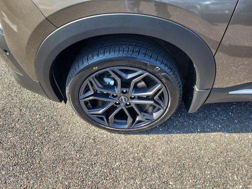 Canyon Bronze Metallic 2026 Nissan Kicks SR