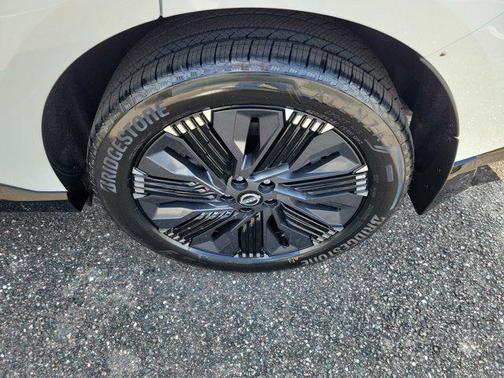 Everest White Pearl Tricoat/Super Black 2026 Nissan Murano Platinum