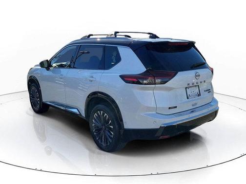 Everest White Pearl/Super Black 2026 Nissan Rogue Platinum