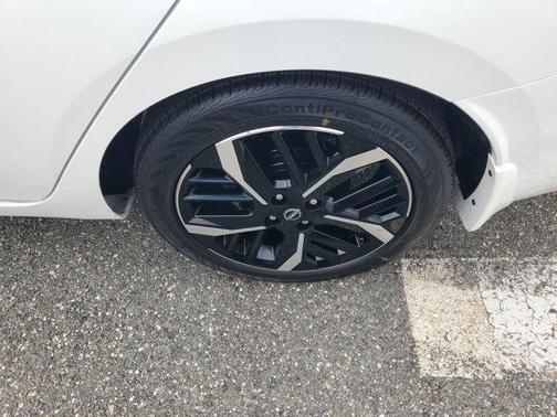 Aspen White Tricoat 2025 Nissan Versa 1.6 S