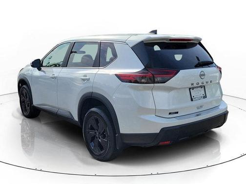 Everest White Pearl Tricoat 2026 Nissan Rogue SV