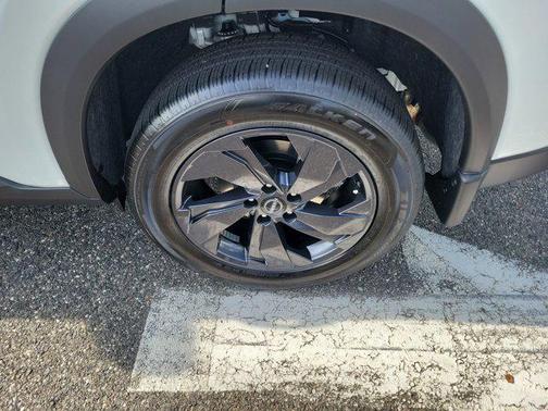 Everest White Pearl Tricoat 2026 Nissan Rogue SV