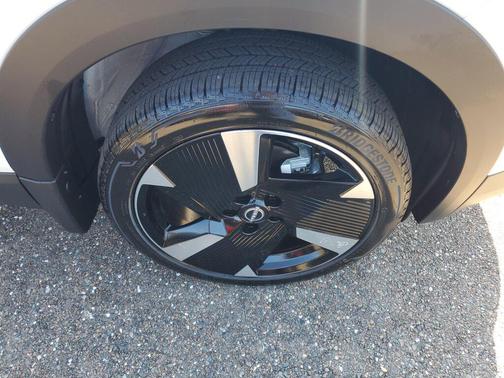 Aspen White Tricoat 2026 Nissan Kicks SR