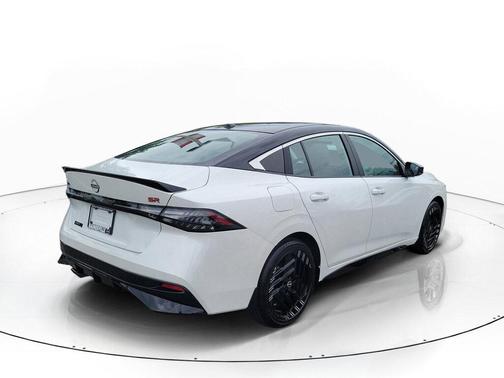 Aspen White Tricoat/Super Black 2026 Nissan Sentra SR
