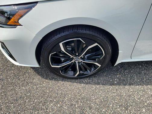 Pearl White Tricoat 2026 Nissan Altima SR FWD