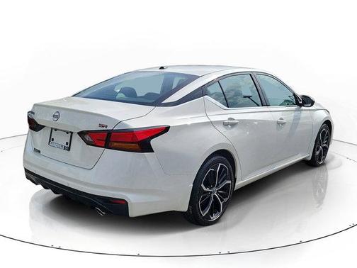Pearl White Tricoat 2026 Nissan Altima SR FWD
