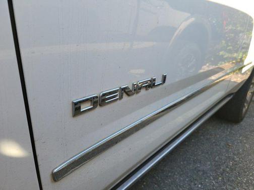 White Frost Tricoat 2020 GMC Yukon Denali