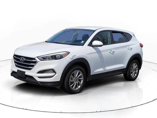 Dazzling White 2018 Hyundai TUCSON SE