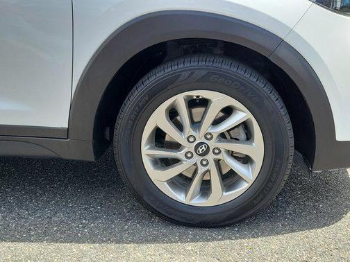 Dazzling White 2018 Hyundai TUCSON SE