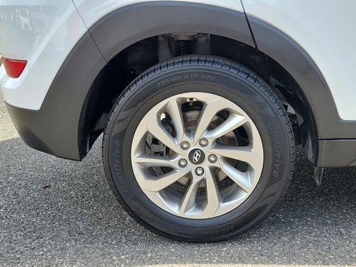 Dazzling White 2018 Hyundai TUCSON SE