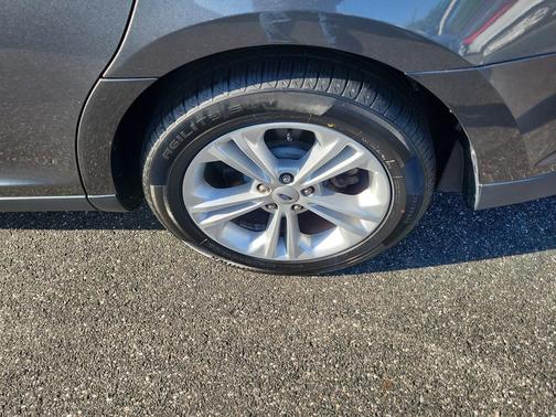 Gray 2017 Ford Taurus SEL