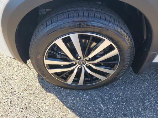 2025 Nissan Pathfinder Platinum FWD
