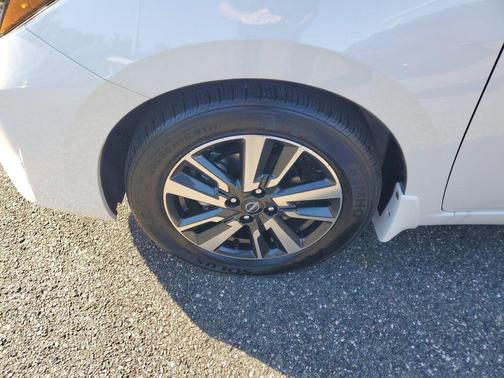 Aspen White 2025 Nissan Versa 1.6 SV