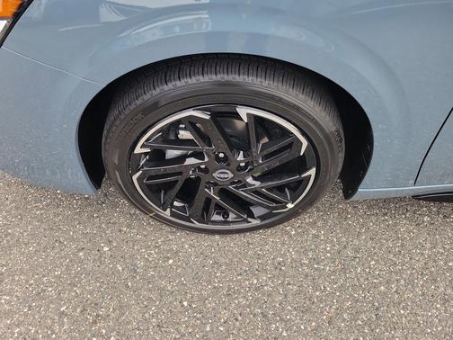 Atlantic Gray Metallic/Super Black 2026 Nissan Sentra SR