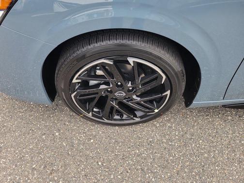 Atlantic Gray Metallic/Super Black 2026 Nissan Sentra SR