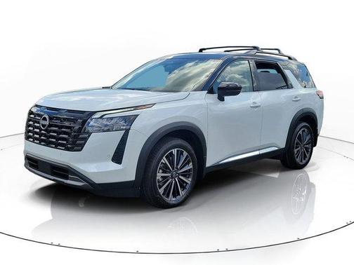 Everest White Pearl Tricoat/Super Black 2026 Nissan Pathfinder Platinum