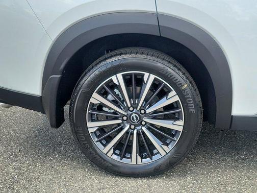 Everest White Pearl Tricoat/Super Black 2026 Nissan Pathfinder Platinum