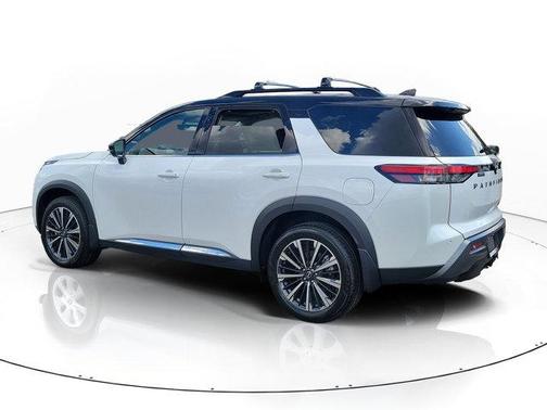 Everest White Pearl Tricoat/Super Black 2026 Nissan Pathfinder Platinum