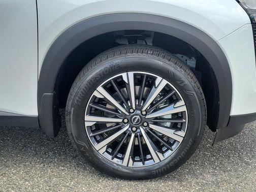 Everest White Pearl Tricoat/Super Black 2026 Nissan Pathfinder Platinum