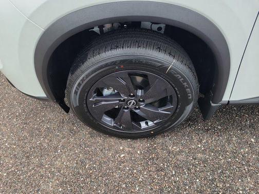 Everest White Pearl Tricoat 2026 Nissan Rogue SV