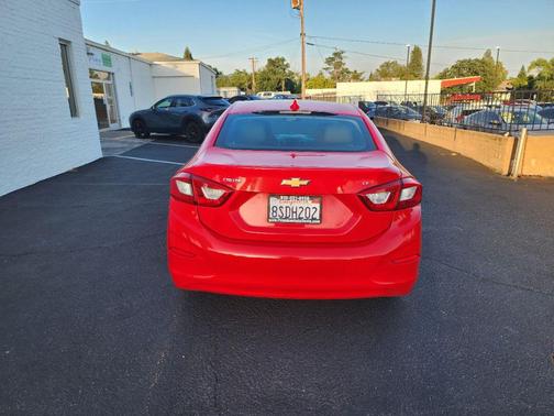 Red 2018 Chevrolet Cruze LT