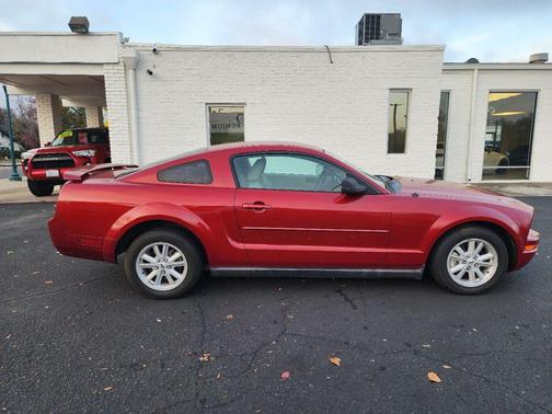 2005 Ford Mustang Deluxe