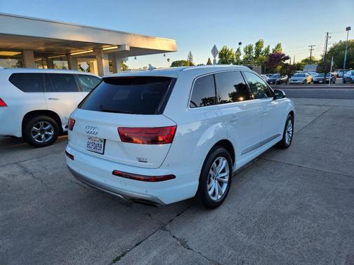 White 2018 Audi Q7 Premium