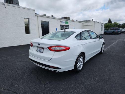 White 2015 Ford Fusion SE