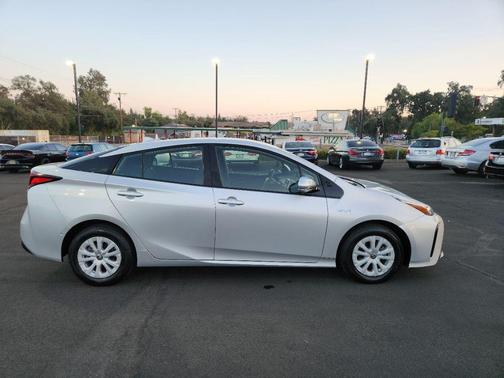 2019 Toyota Prius LE