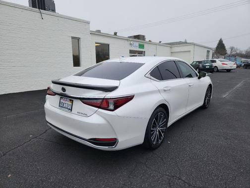 2023 Lexus ES 300h Base