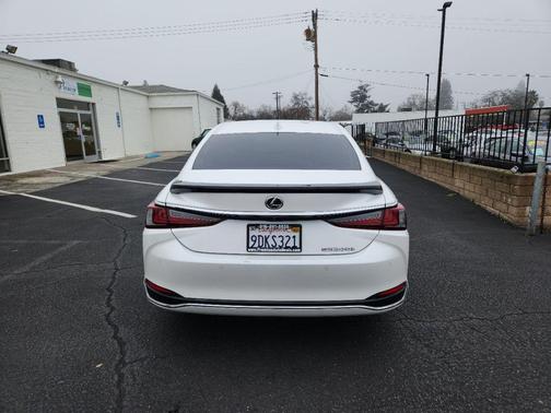 2023 Lexus ES 300h Base