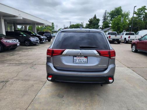 Mercury Gray Metallic 2018 Mitsubishi Outlander SE
