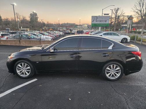 2015 INFINITI Q50 Premium